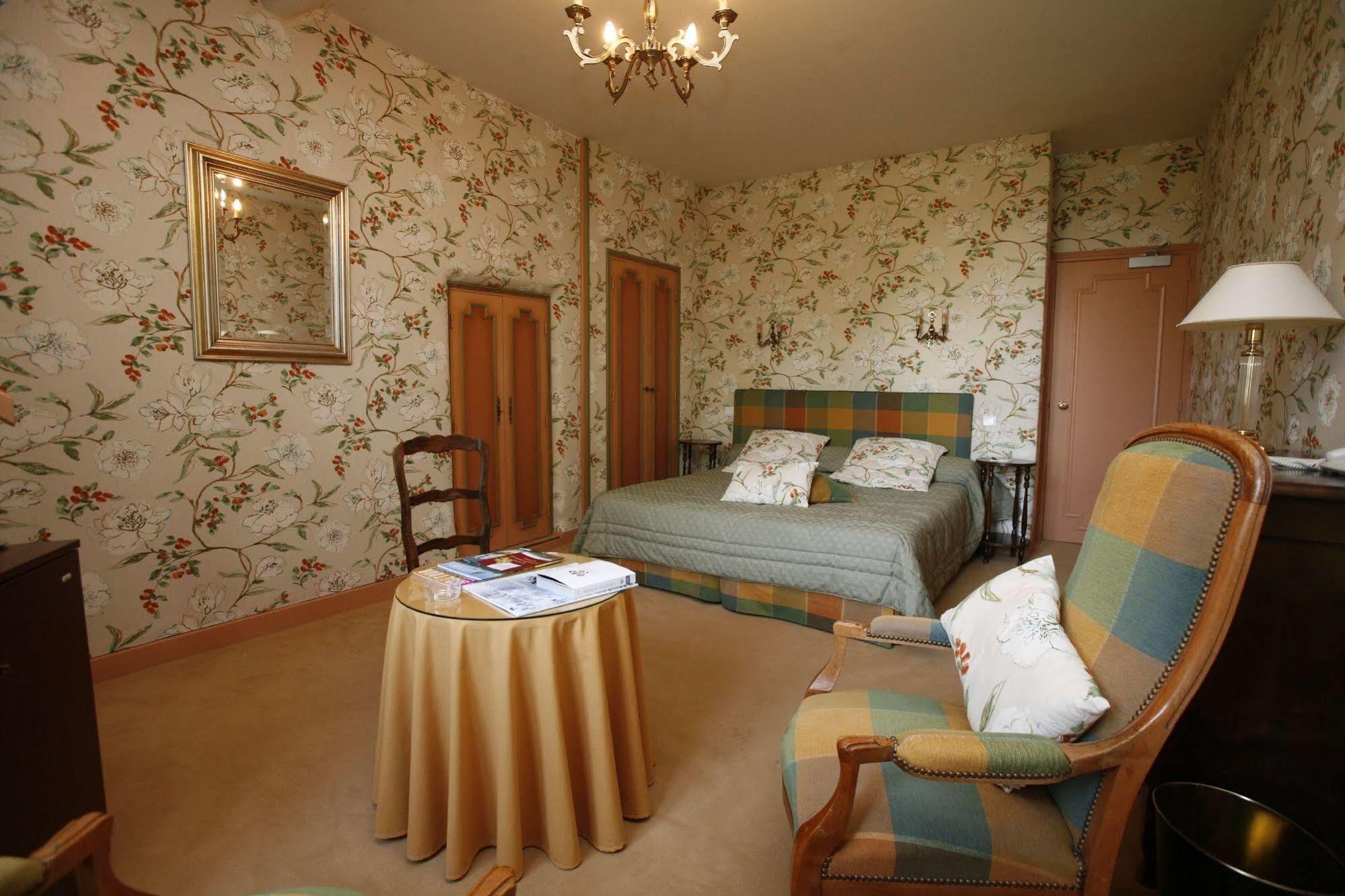 Hotel Chateau De Castel Novel - Les Collectionneurs Varetz Екстериор снимка